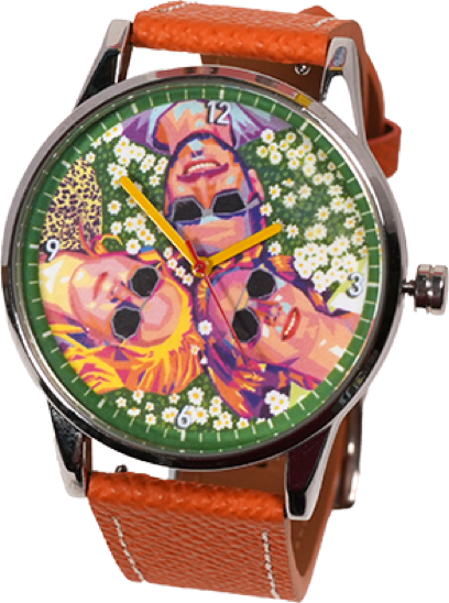 Montre avec un bracelet en cuir marron et un cadran illustr&eacute; de trois visages souriants portant des lunettes de soleil, entour&eacute;s de motifs floraux sur fond vert.